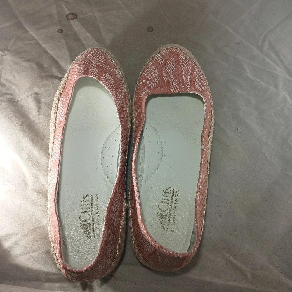 Cliffs by White Mountain Cooler Flats 8M Pink Snakeskin Espadrille‎ Slip On Boho